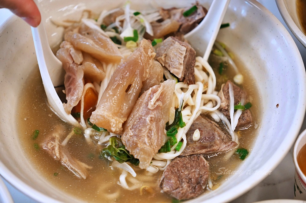 九添福牛肉麵，超扯無敵肉量大碗公牛肉麵超滿足（米其林必比登推薦）