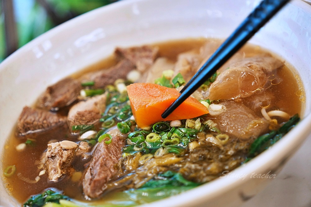九添福牛肉麵，超扯無敵肉量大碗公牛肉麵超滿足（米其林必比登推薦）
