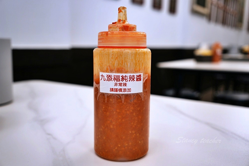 九添福牛肉麵，超扯無敵肉量大碗公牛肉麵超滿足（米其林必比登推薦）