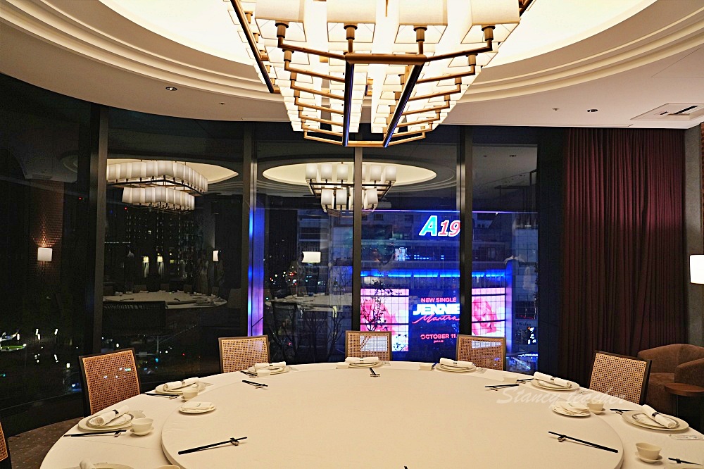 新葡苑遠百信義 A13 店，台北信義區好吃片皮烤鴨鴨腿肉爆汁超軟嫩