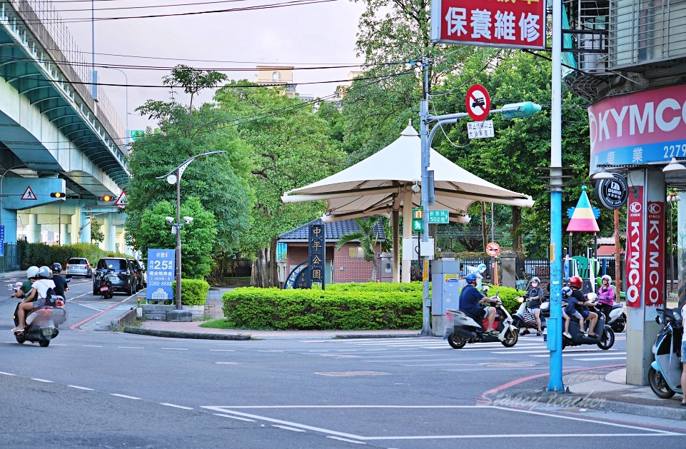 新莊好吃麵疙瘩「撈月麵館」海鮮麵疙瘩生食級干貝好澎湃麻奶南土雞肉麵必點