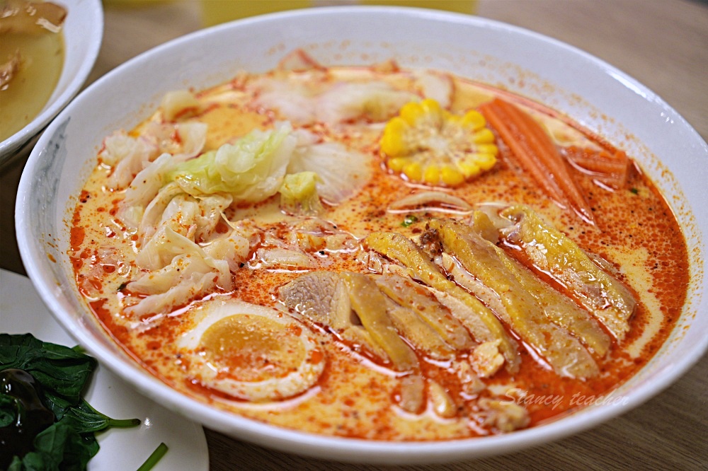 新莊好吃麵疙瘩「撈月麵館」海鮮麵疙瘩生食級干貝好澎湃麻奶南土雞肉麵必點