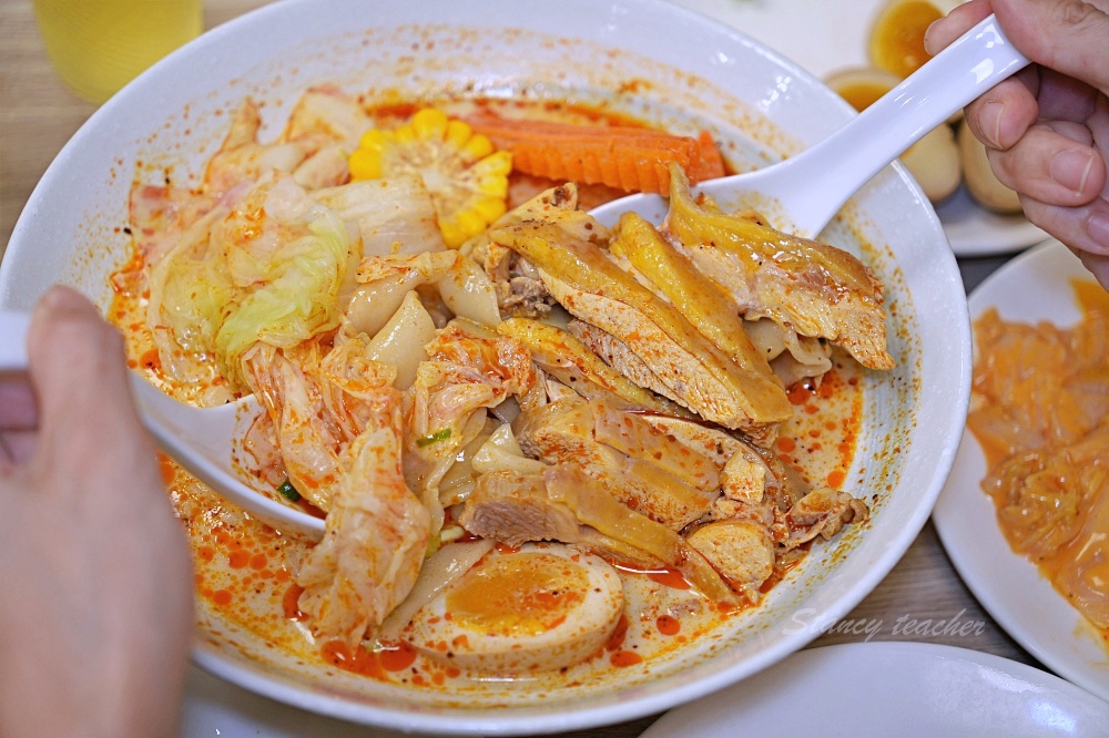 新莊好吃麵疙瘩「撈月麵館」海鮮麵疙瘩生食級干貝好澎湃麻奶南土雞肉麵必點