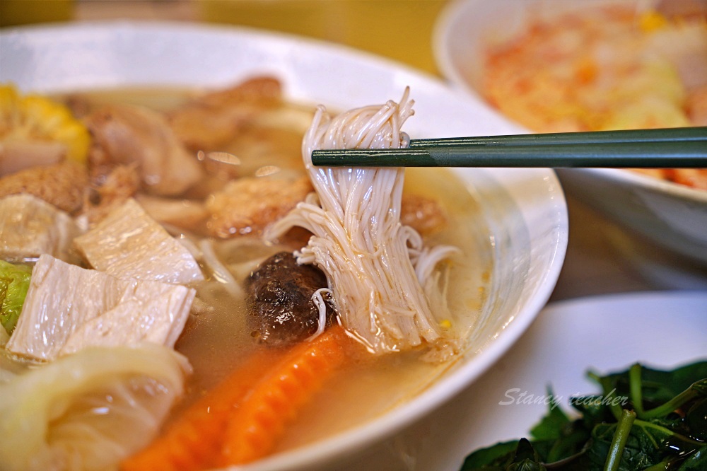 新莊好吃麵疙瘩「撈月麵館」海鮮麵疙瘩生食級干貝好澎湃麻奶南土雞肉麵必點