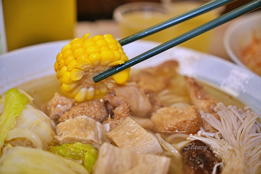新莊好吃麵疙瘩「撈月麵館」海鮮麵疙瘩生食級干貝好澎湃麻奶南土雞肉麵必點