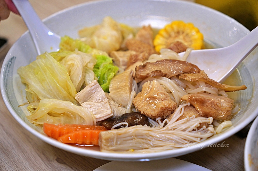新莊好吃麵疙瘩「撈月麵館」海鮮麵疙瘩生食級干貝好澎湃麻奶南土雞肉麵必點