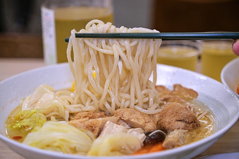 新莊好吃麵疙瘩「撈月麵館」海鮮麵疙瘩生食級干貝好澎湃麻奶南土雞肉麵必點