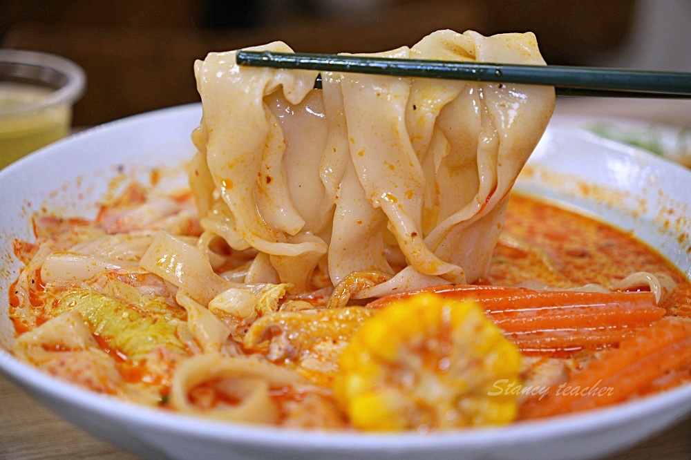 新莊好吃麵疙瘩「撈月麵館」海鮮麵疙瘩生食級干貝好澎湃麻奶南土雞肉麵必點