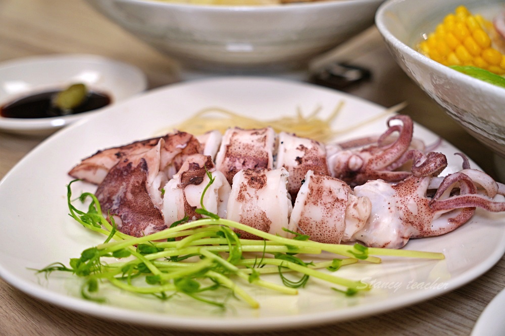 新莊好吃麵疙瘩「撈月麵館」海鮮麵疙瘩生食級干貝好澎湃麻奶南土雞肉麵必點