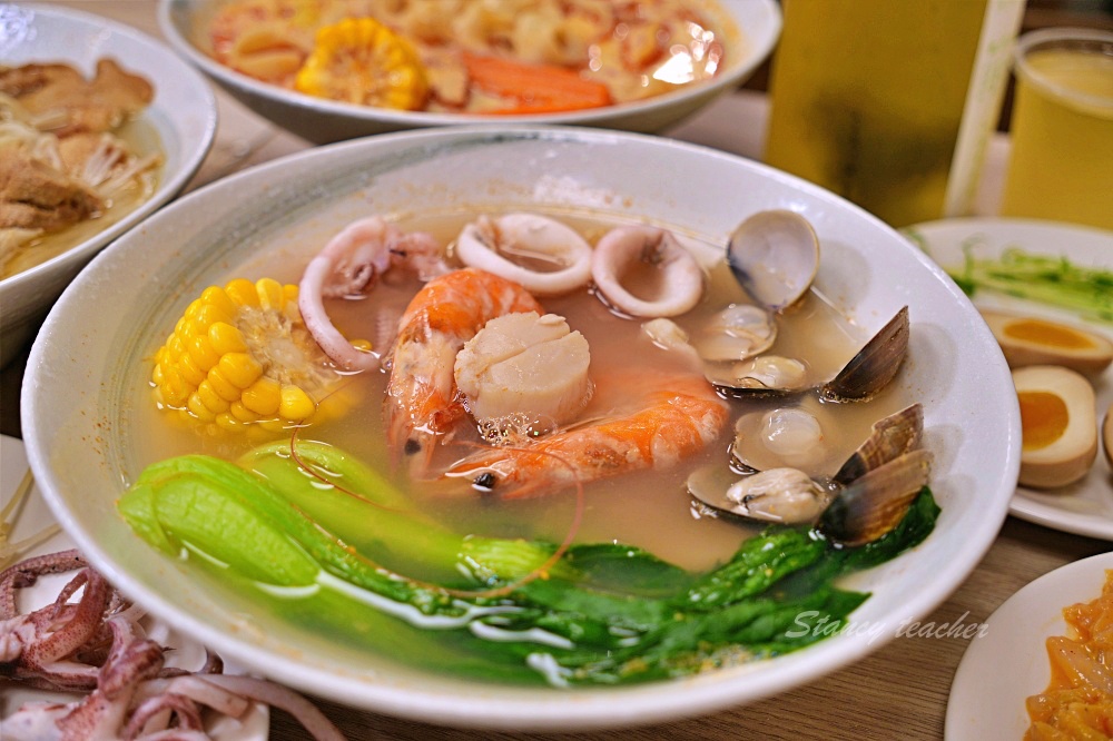 新莊好吃麵疙瘩「撈月麵館」海鮮麵疙瘩生食級干貝好澎湃麻奶南土雞肉麵必點