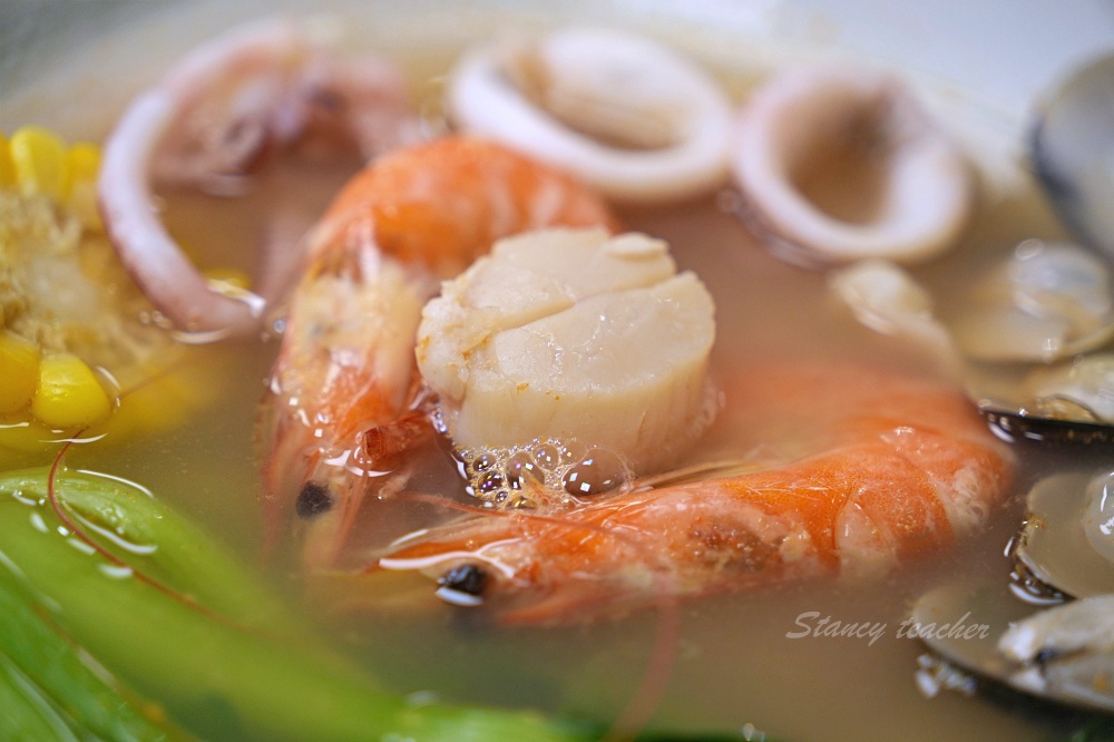 新莊好吃麵疙瘩「撈月麵館」海鮮麵疙瘩生食級干貝好澎湃麻奶南土雞肉麵必點