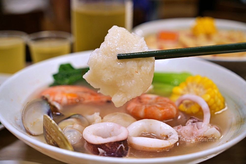 新莊好吃麵疙瘩「撈月麵館」海鮮麵疙瘩生食級干貝好澎湃麻奶南土雞肉麵必點