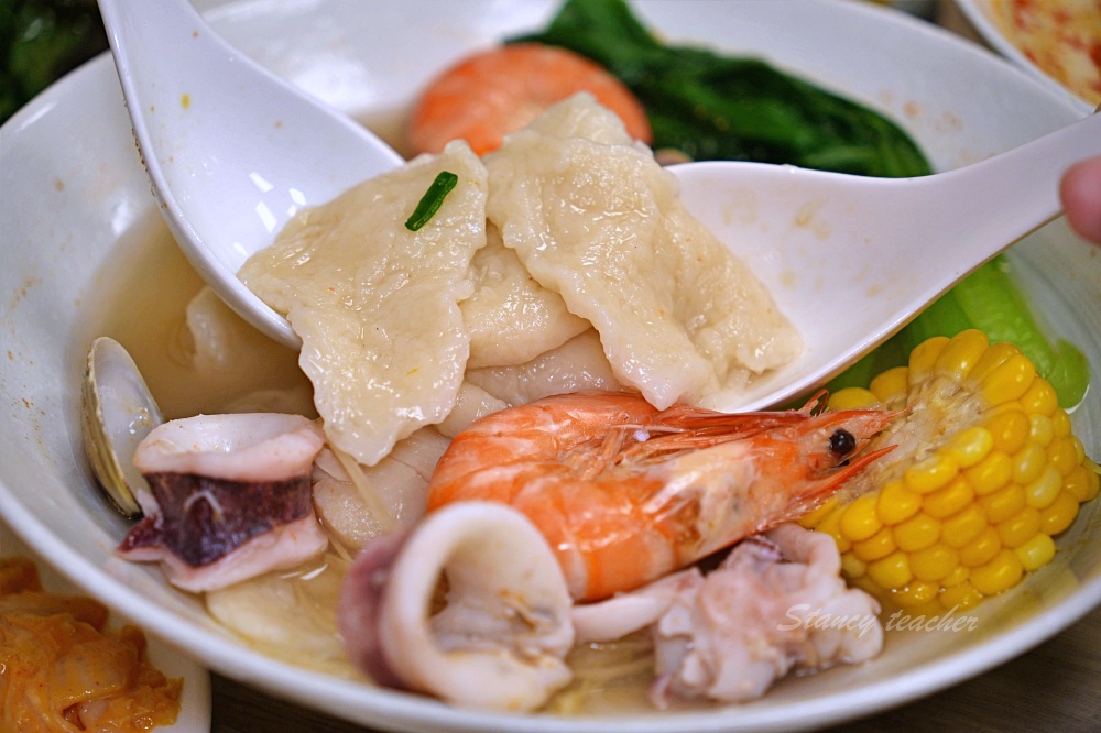 新莊好吃麵疙瘩「撈月麵館」海鮮麵疙瘩生食級干貝好澎湃麻奶南土雞肉麵必點