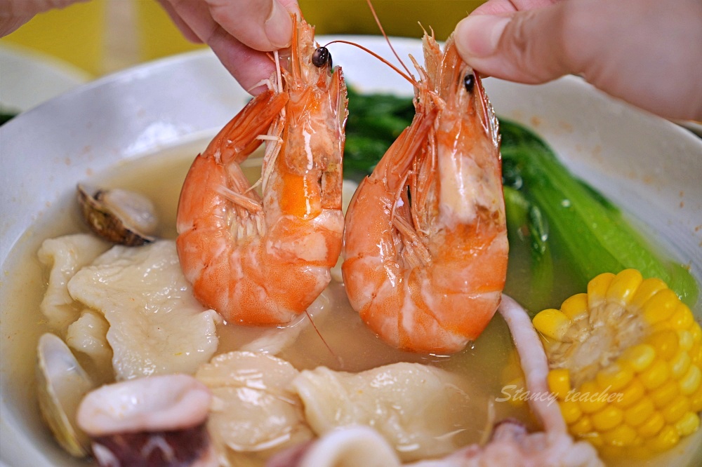 新莊好吃麵疙瘩「撈月麵館」海鮮麵疙瘩生食級干貝好澎湃麻奶南土雞肉麵必點