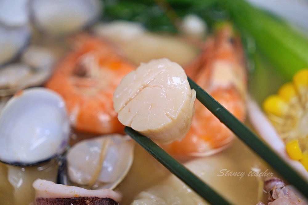新莊好吃麵疙瘩「撈月麵館」海鮮麵疙瘩生食級干貝好澎湃麻奶南土雞肉麵必點