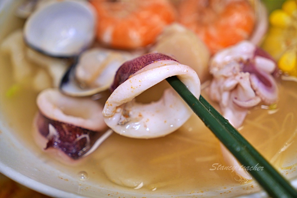 新莊好吃麵疙瘩「撈月麵館」海鮮麵疙瘩生食級干貝好澎湃麻奶南土雞肉麵必點