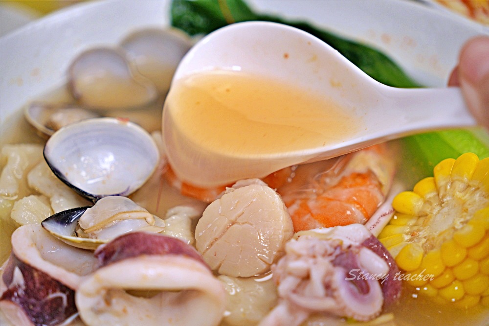 新莊好吃麵疙瘩「撈月麵館」海鮮麵疙瘩生食級干貝好澎湃麻奶南土雞肉麵必點