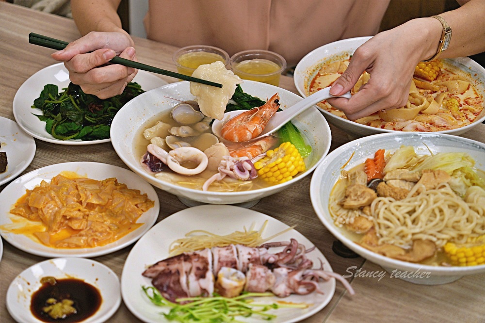 新莊好吃麵疙瘩「撈月麵館」海鮮麵疙瘩生食級干貝好澎湃麻奶南土雞肉麵必點