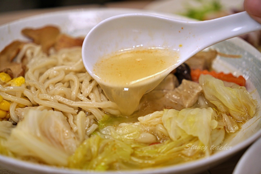 新莊好吃麵疙瘩「撈月麵館」海鮮麵疙瘩生食級干貝好澎湃麻奶南土雞肉麵必點