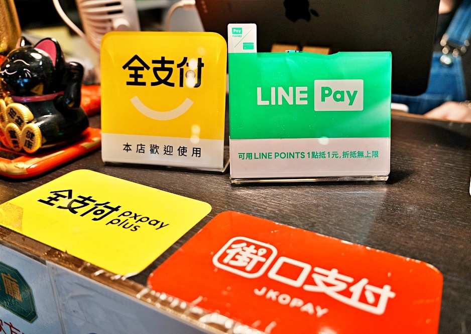 蘆洲港式料理「萬朋冰室」正宗香港大廚炮爐翻炒鑊氣滿溢乾燒伊麵、乾炒牛河必點
