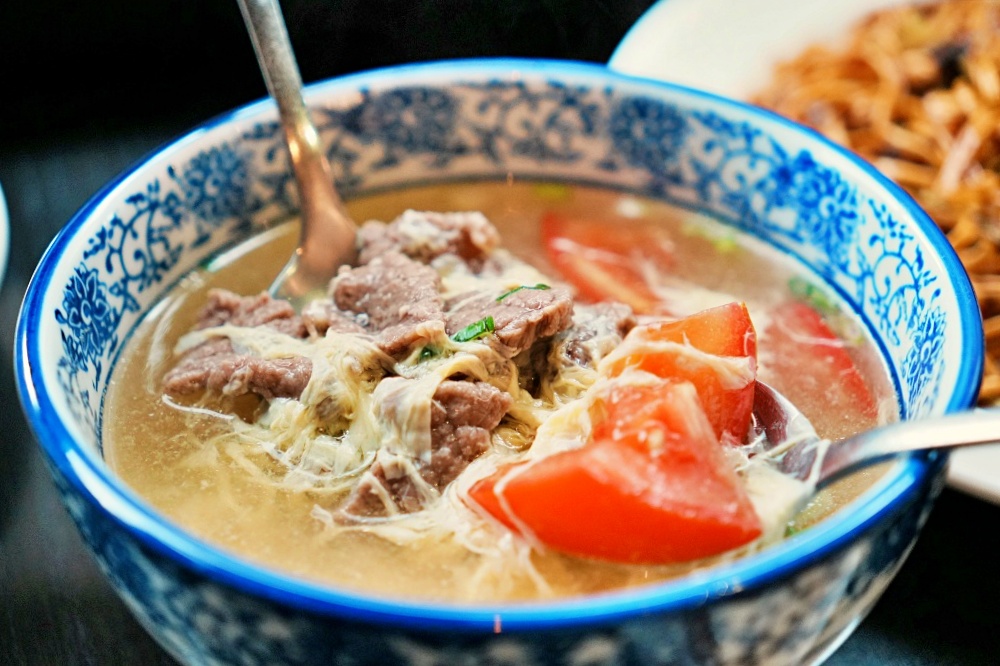 蘆洲港式料理「萬朋冰室」正宗香港大廚炮爐翻炒鑊氣滿溢乾燒伊麵、乾炒牛河必點