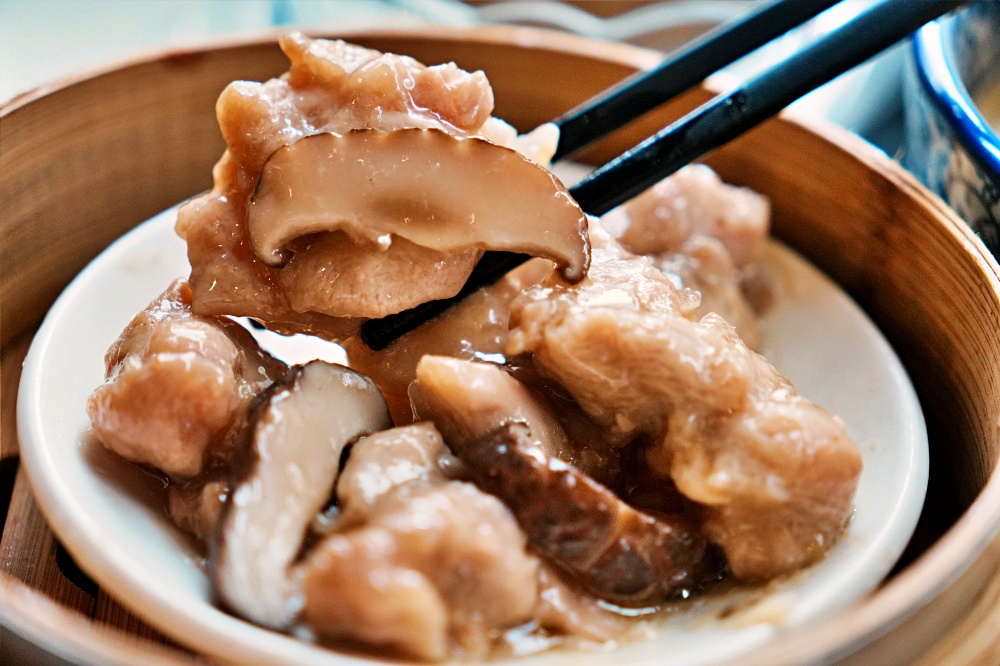 蘆洲港式料理「萬朋冰室」正宗香港大廚炮爐翻炒鑊氣滿溢乾燒伊麵、乾炒牛河必點