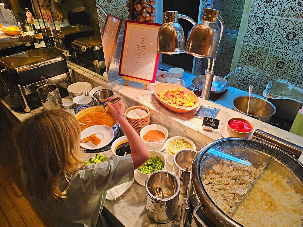 曼谷四面佛附近飯店推薦「Grand Hyatt Erawan Bangkok 愛侶灣君悅飯店」BTS 奇隆站空橋直達