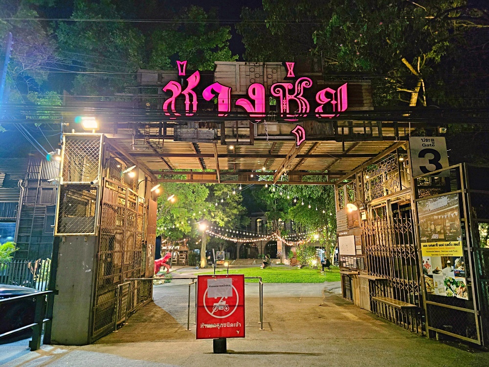 曼谷飛機餐廳「Na-Oh Bangkok」隱身夜市中奢華飛機餐廳還有帥氣笑容的服務生 曼谷飛機餐廳「Na-Oh Bangkok」隱身夜市中奢華飛機餐廳還有帥氣笑容的服務生