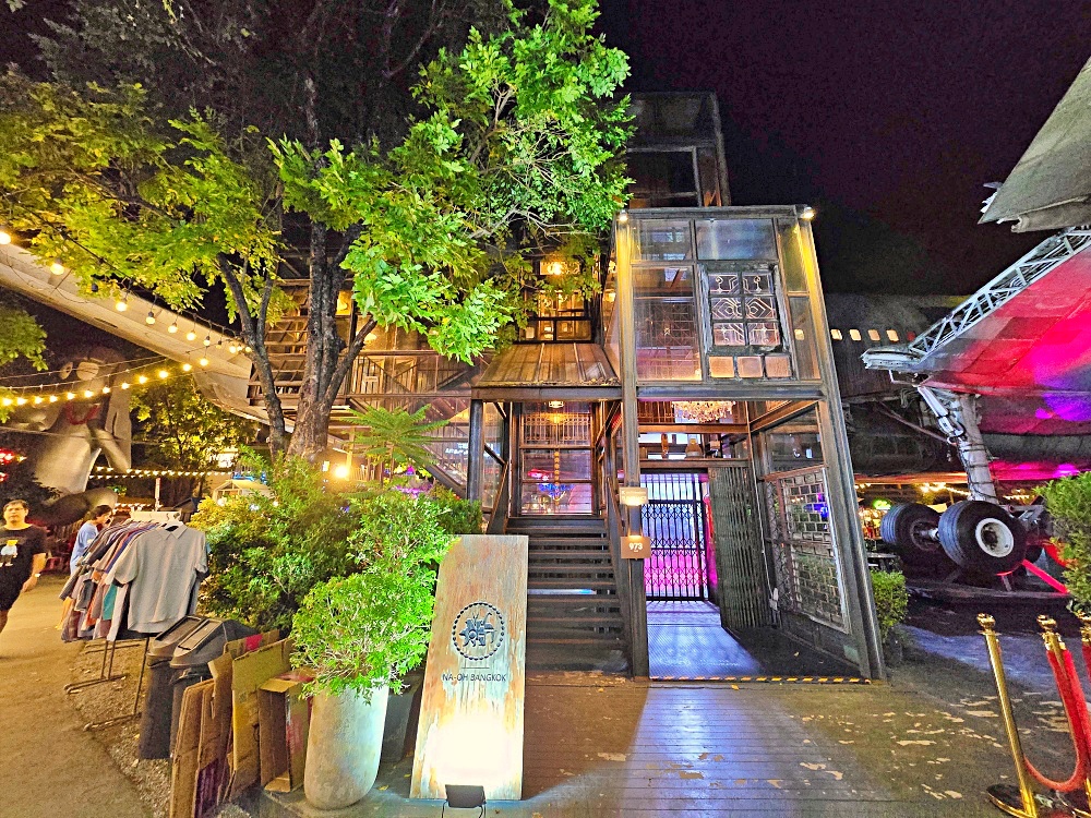 曼谷飛機餐廳「Na-Oh Bangkok」隱身夜市中奢華飛機餐廳還有帥氣笑容的服務生 曼谷飛機餐廳「Na-Oh Bangkok」隱身夜市中奢華飛機餐廳還有帥氣笑容的服務生