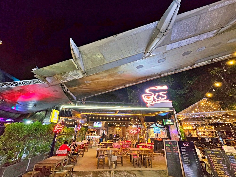 曼谷飛機餐廳「Na-Oh Bangkok」隱身夜市中奢華飛機餐廳還有帥氣笑容的服務生 曼谷飛機餐廳「Na-Oh Bangkok」隱身夜市中奢華飛機餐廳還有帥氣笑容的服務生