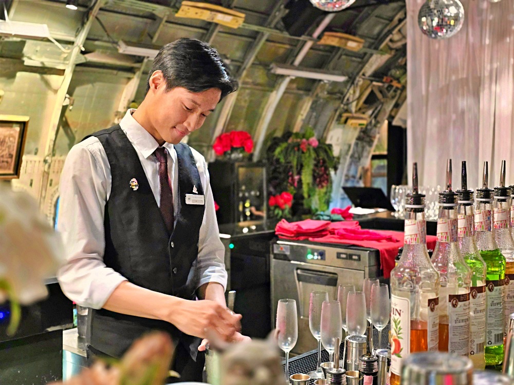 曼谷飛機餐廳「Na-Oh Bangkok」隱身夜市中奢華飛機餐廳還有帥氣笑容的服務生