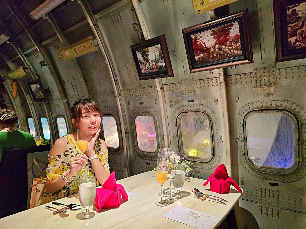 曼谷飛機餐廳「Na-Oh Bangkok」隱身夜市中奢華飛機餐廳還有帥氣笑容的服務生 曼谷飛機餐廳「Na-Oh Bangkok」隱身夜市中奢華飛機餐廳還有帥氣笑容的服務生