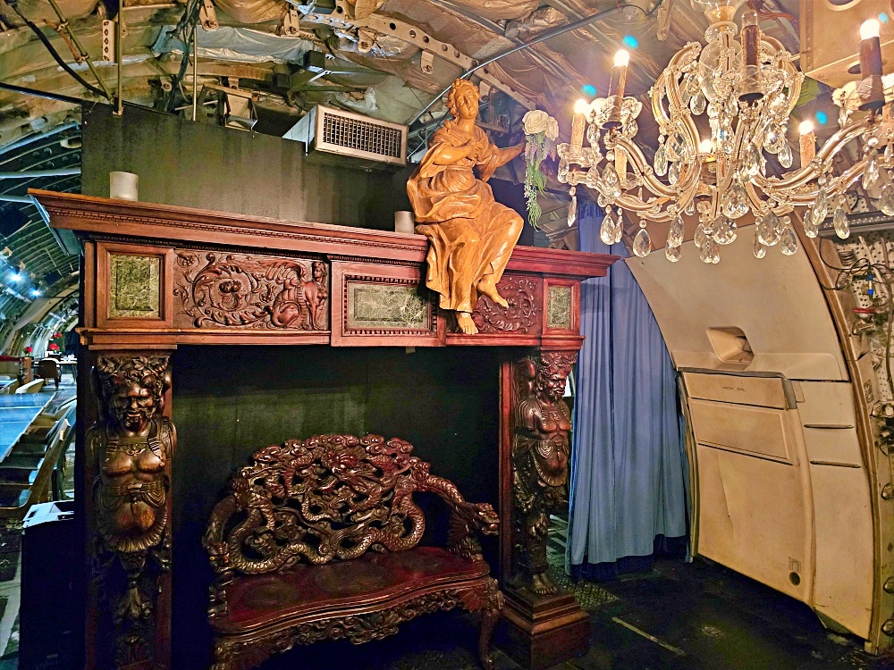 曼谷飛機餐廳「Na-Oh Bangkok」隱身夜市中奢華飛機餐廳還有帥氣笑容的服務生 曼谷飛機餐廳「Na-Oh Bangkok」隱身夜市中奢華飛機餐廳還有帥氣笑容的服務生