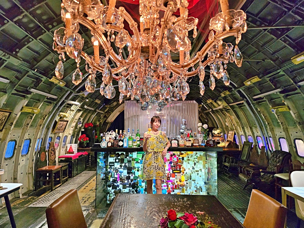 曼谷飛機餐廳「Na-Oh Bangkok」隱身夜市中奢華飛機餐廳還有帥氣笑容的服務生
