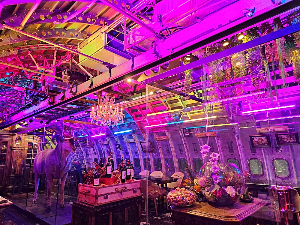 曼谷飛機餐廳「Na-Oh Bangkok」隱身夜市中奢華飛機餐廳還有帥氣笑容的服務生 曼谷飛機餐廳「Na-Oh Bangkok」隱身夜市中奢華飛機餐廳還有帥氣笑容的服務生