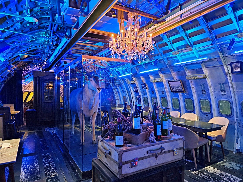 曼谷飛機餐廳「Na-Oh Bangkok」隱身夜市中奢華飛機餐廳還有帥氣笑容的服務生 曼谷飛機餐廳「Na-Oh Bangkok」隱身夜市中奢華飛機餐廳還有帥氣笑容的服務生