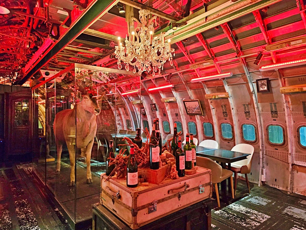 曼谷飛機餐廳「Na-Oh Bangkok」隱身夜市中奢華飛機餐廳還有帥氣笑容的服務生