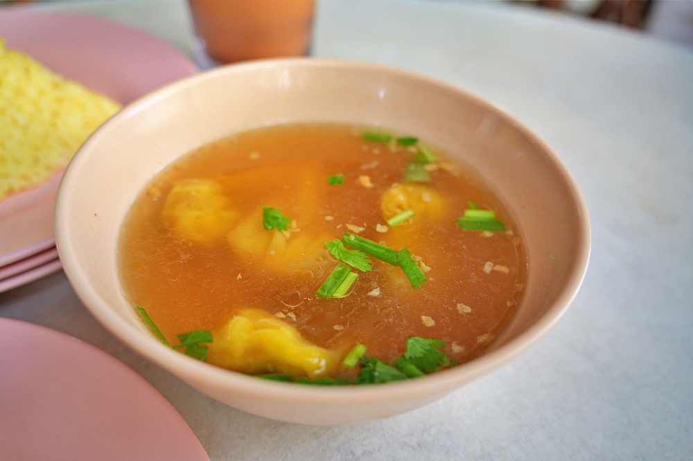 沙巴必吃美食「味雅海南飯茶餐室」海南雞油飯小孩大愛脆皮豬是亮點～