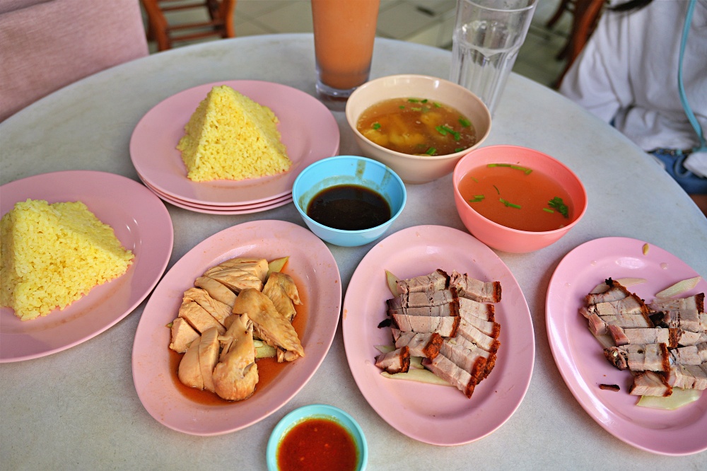 沙巴必吃美食「味雅海南飯茶餐室」海南雞油飯小孩大愛脆皮豬是亮點～