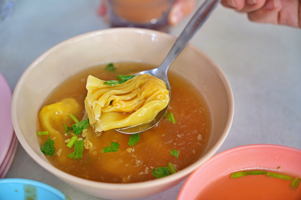 沙巴必吃美食「味雅海南飯茶餐室」海南雞油飯小孩大愛脆皮豬是亮點～