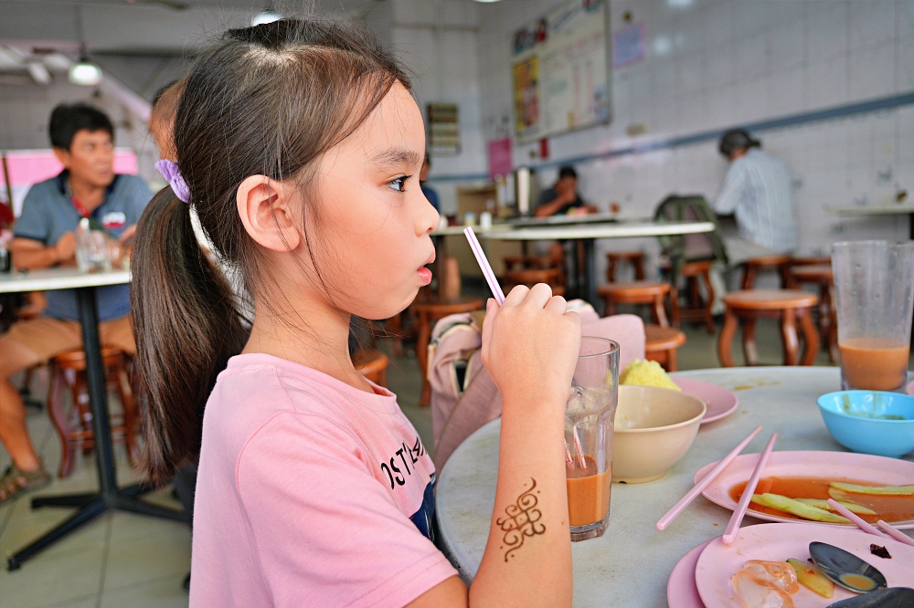 沙巴必吃美食「味雅海南飯茶餐室」海南雞油飯小孩大愛脆皮豬是亮點～
