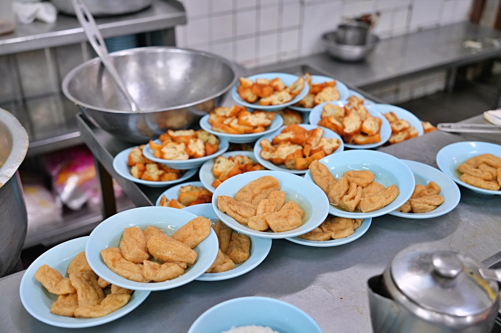 沙巴美食必吃-佑記肉骨茶，在地人深夜宵夜首選每天都大排長龍