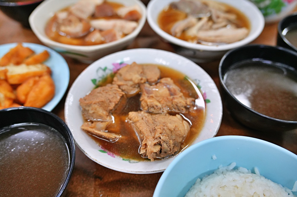 沙巴美食必吃-佑記肉骨茶，在地人深夜宵夜首選每天都大排長龍