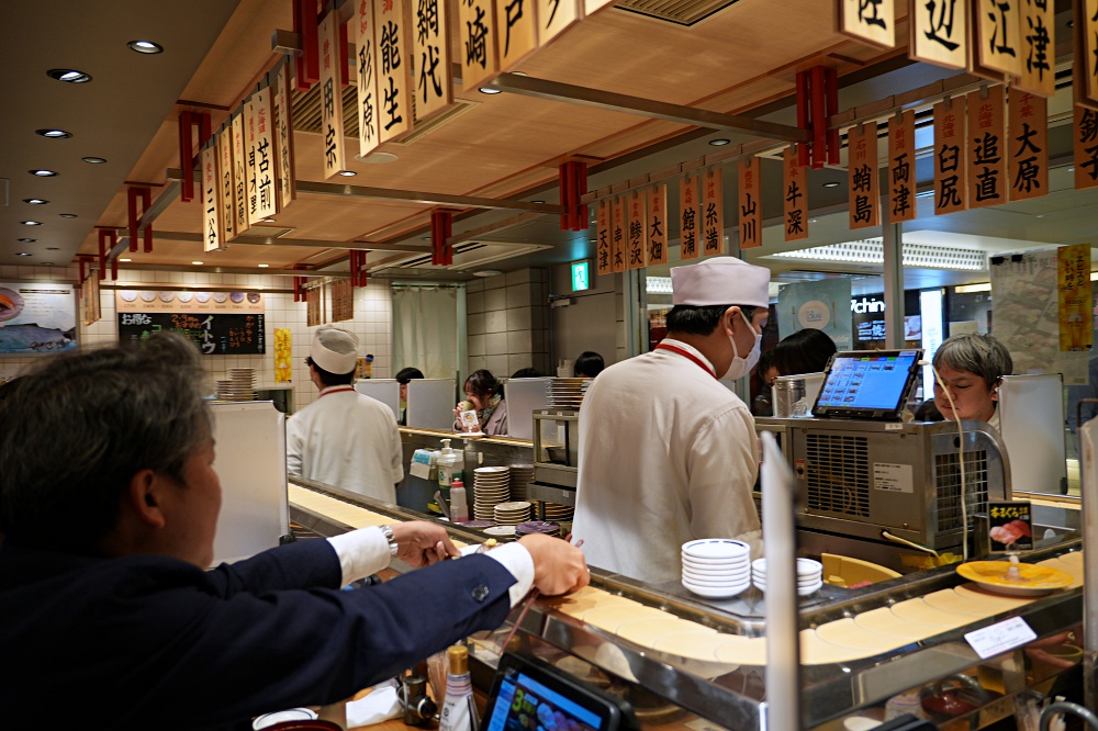 東京車站外帶美食「羽田市場迴轉壽司」魚市場新鮮直送海鮮現做握壽司餐盒外帶超划算