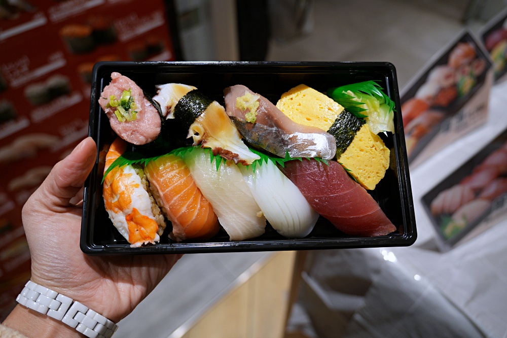 東京車站外帶美食「羽田市場迴轉壽司」魚市場新鮮直送海鮮現做握壽司餐盒外帶超划算