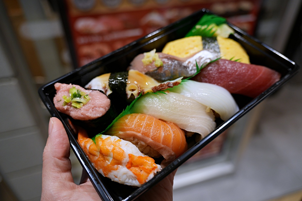 東京車站外帶美食「羽田市場迴轉壽司」魚市場新鮮直送海鮮現做握壽司餐盒外帶超划算 東京車站外帶美食「羽田市場迴轉壽司」魚市場新鮮直送海鮮現做握壽司餐盒外帶超划算