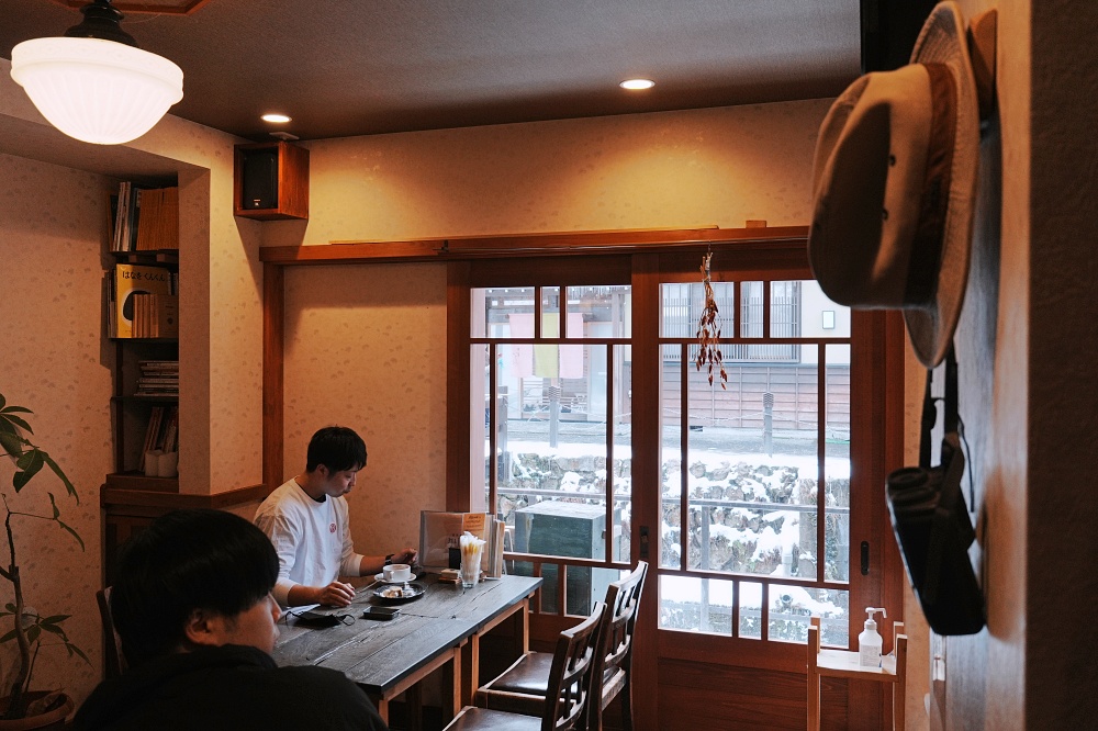 日本銀山溫泉老街咖啡館「布丁 酒茶房クリエ」熱呼呼棉花糖可可超療癒二樓靠窗座位超美