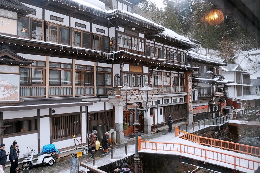 日本銀山溫泉老街咖啡館「布丁 酒茶房クリエ」熱呼呼棉花糖可可超療癒二樓靠窗座位超美 日本銀山溫泉老街咖啡館「布丁 酒茶房クリエ」熱呼呼棉花糖可可超療癒二樓靠窗座位超美