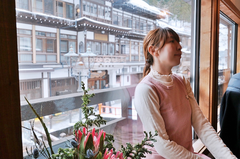日本銀山溫泉老街咖啡館「布丁 酒茶房クリエ」熱呼呼棉花糖可可超療癒二樓靠窗座位超美