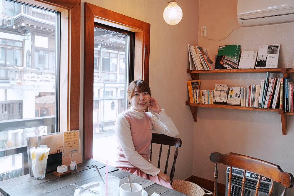 日本銀山溫泉老街咖啡館「布丁 酒茶房クリエ」熱呼呼棉花糖可可超療癒二樓靠窗座位超美